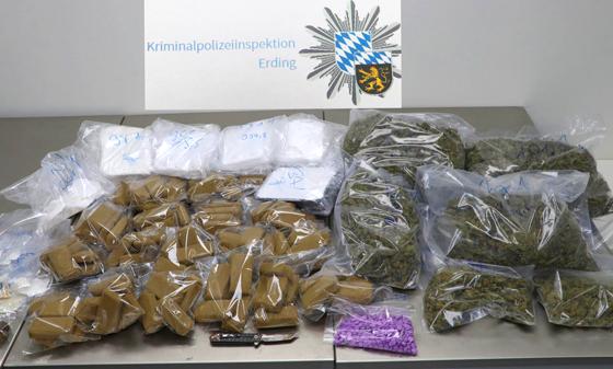 Die beschlagnahmten Betäubungsmittel haben einen Gesamtwert von 240.000 Euro. Die Tatverdächtigen sind in Untersuchungshaft. Foto: Polizeipräsidium Oberbayern Nord