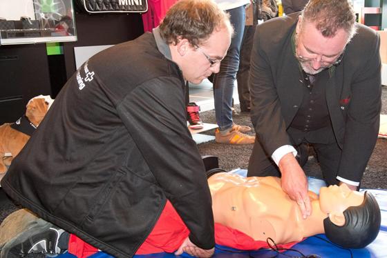 Bürgermeister Dr. Alexander Greulich geht als Vorbild voran und übt die Herz-Lungen-Wiederbelebung. Foto: Stronsky