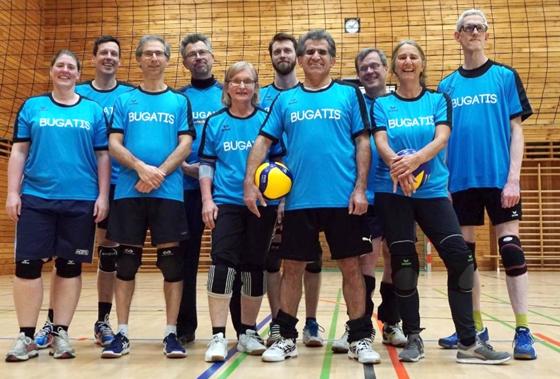 Die Volleyball-Freizeitligamannschaft BUGATIS des TV Riem-Dornach sucht neue Mitspielerinnen und Mitspieler. Foto: Verein