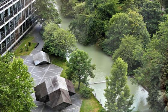 Moderne Büroarchitektur steht im Tucherpark, einem in Bayern einzigartigen Ensemble, in Einklang mit der Natur. Doch bald könnte sich das ändern. Foto: Claudia Mann