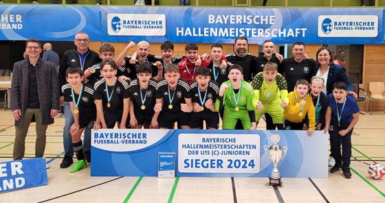 Die U15-Fußballjunioren des TSV München-Milbertshofen sind nach einem Finalsieg gegen den 1. FC Nürnberg stolzer Bayerischer Hallenmeister. Foto: BFV