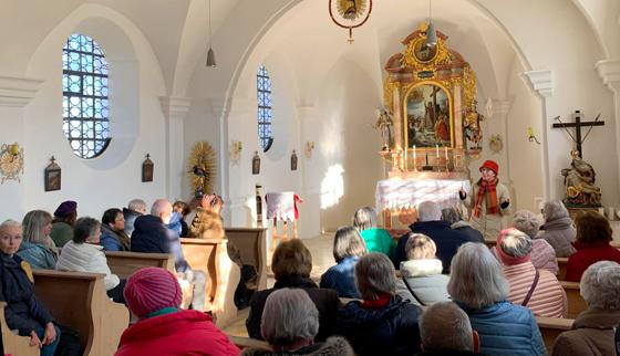 Viele aufmerksame Zuhörer gab es bei den Kirchenführungen von Carmen Reinstädler in Harthofen, Reithofen und Haidberg. Foto: Heike Kronseder