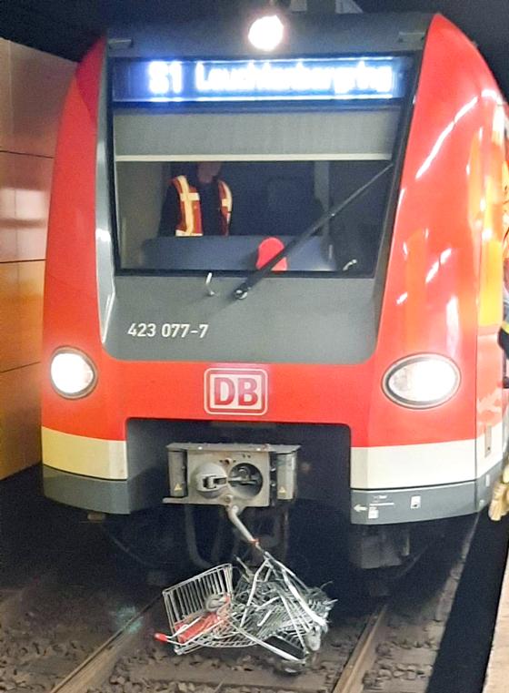 Ein Einkaufswagen im Gleis hat am Montagabend den S-Bahnverkehr auf der Stammstrecke lahmgelegt. Der Verursacher wurde festgenommen. Foto: Bundespolizei