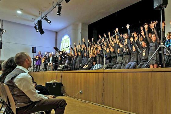 Auch der große Chor des Maria-Theresia-Gymnasiums sang beim Festakt zum 125-jährigen Jubiläums der traditionsreichen Schule in der Oberen Au. Foto: Katrin Dufter