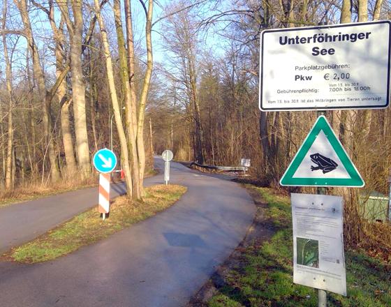 Bitte Fuß vom Gas: Eine beliebte Wanderstrecke für Amphibien ist die Zufahrt zum Poschinger Weiher. Foto: bas