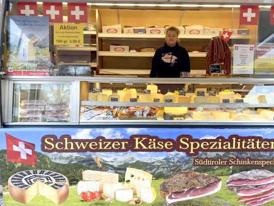 Ab sofort gibt es auf dem Poinger Wochenmarkt Schweizer Käse und Südtiroler Spezialitäten. Foto: Deutsche Marktgild