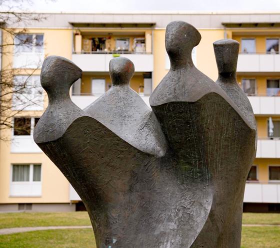 "Familie im Wind" heißt die 2,50 Meter hohe Bronzestatue, die jetzt an ihren Platz zurückgekehrt ist.  Foto: Jonas Nefzger