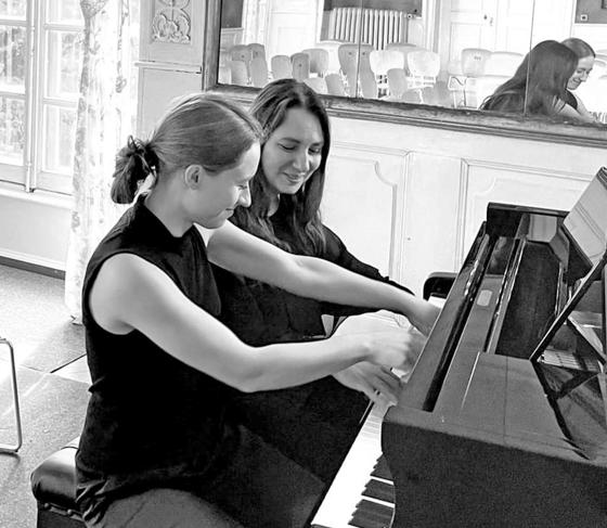 Mit ungarischer Klaviermusik werden die beiden Damen vierhändig ihr Publikum entzücken.  Foto: VA