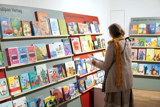 Die Auswahl an tollen Kinderbüchern ist bei der Münchner Bücherschau junior so groß, dass nicht nur Kinder ins Staunen kommen. Foto: © Münchner Bücherschau junior.