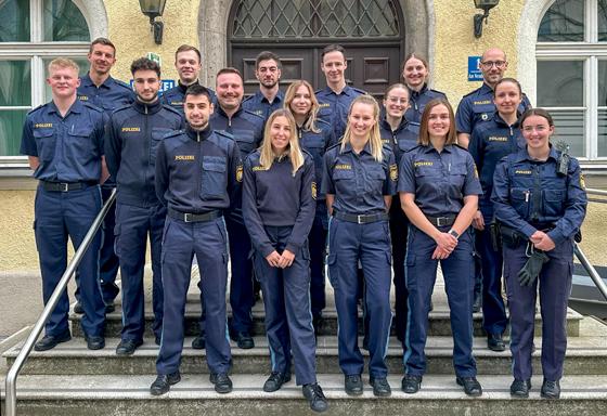 Polizeidirektor Dominic Fischer (hinten rechts) freut sich über 14 neue Kolleginnen und Kollegen, die ihren Dienst in der Polizeiinspektion Au angetreten haben. Foto: Polizei München