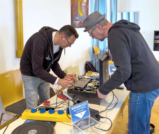 Ein professionelles Team hilft bei der Reparatur von defekten Geräten. Foto: Michael Himmelstoß