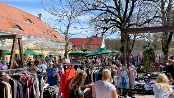 Der Fashion-Flohmarkt in Wörnbrunn ist immer gut besucht. Jetzt noch schnell Restplätze sichern. Foto: hw