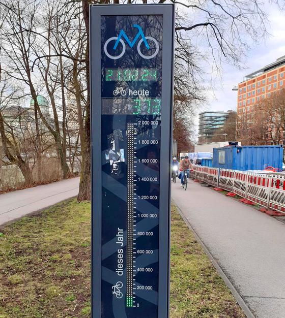 Schon 100.000 Fahrräder sind in diesem Jahr an der Zählstelle an der Erhardtstraße vorbeigekommen. Um 8.05 Uhr an einem Mittwoch Ende Februar waren es genau 373  die beiden hinten rechts noch nicht mitgerechnet.  Foto: mha