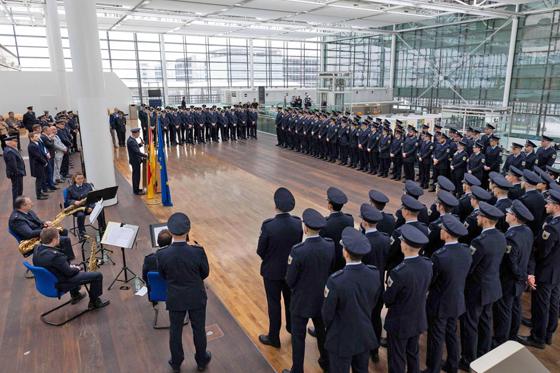 Die Vereidigung der vielen jungen Polizistinnen und Polizisten fand mitten im Terminal 2 statt. Foto: Bundespolizei