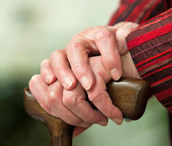 Ehrenamtliche Helfer gegen die Alterseinsamkeit werden von der Caritas gesucht. Sie begleiten Senioren zu Kultur- oder Sportveranstaltungen.  Foto: Erwin Wodicka - Colourbox.com