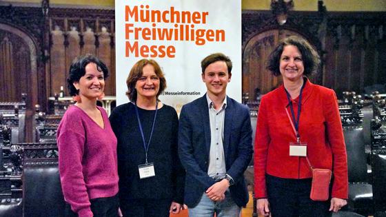 Das Team der FÖBE freut sich auf die 18. Münchner FreiwilligenMesse (v. l.)): Michèle Rotter (Projektleiterin), Caren Glück (Servicestelle), Konstantin Kretschmer (Qualifizierungsbörse) sowie Dr. Gerlinde Wouters (Leiterin).  Foto: FÖBE