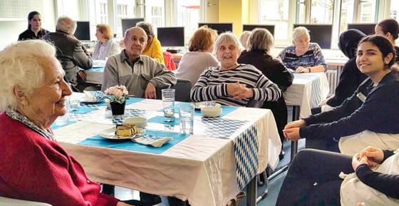 Vom Servieren bis zum Abräumen wurden die Senioren von den Schülern herzlich umsorgt. Foto: Caritas München Ost