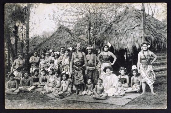 Auf dieser Ansichtskarte von 1910 sieht man Tupua Tamasese Lealofi mit samoanischen Völkerschau-Reisenden. Im deutschen Kaisserreich gab es einige solcher Völkerschauen zu sehen. Foto: Privatsammlung Hilke Thode-Arora