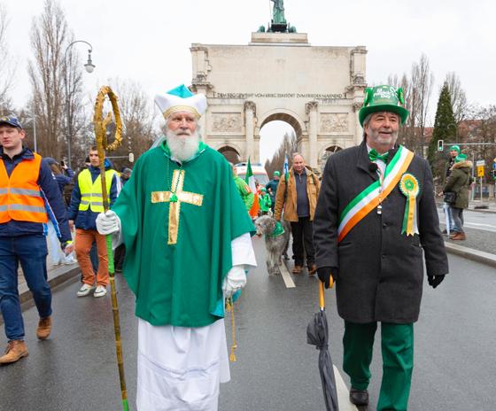 St. Patrick (links) führt die Parade an. Der irische Nationalheilige wird vom Münchner Wolfgang Schramm verkörpert. Rund 1400 Teilnehmer marschieren diesmal mit. Foto: Stephan Rescher
