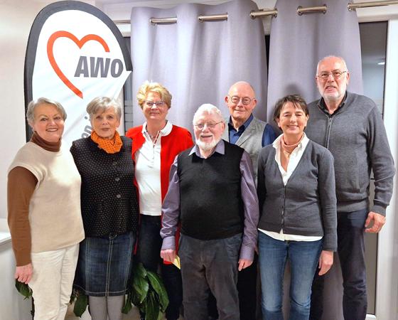 Der frisch gebackene Vorstand der AWO-Nachbarschaftshilfe Ottobrunn-Neubiberg freut sich nach der Neuwahl auf eine gute Zusammenarbeit. Foto: AWO