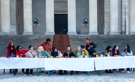Die "Jünger" ziehen durch die Stadt und halten an verschiedenen Orten das "letzte Abendmahl". Im Bild sieht mam eine frühere Performance am Königsplatz.  Foto: Gila Sonderwald