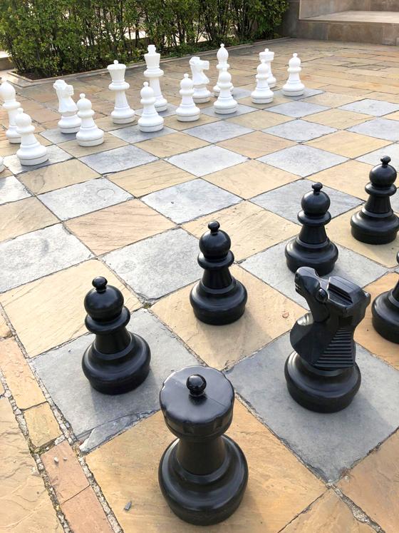 "Schach" heißt es in den Pfingstferien. Beim Münchner Schachfestival wird freilich auf dem Brett gespielt. Foto: hw
