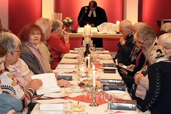Am Gründonnerstag, 28. März, wird im wahrsten Sinne des Wortes gemeinsam Abendmahl in der Lätarekirche gefeiert. Eine Einladung ergeht an alle. Foto: Lätare-Gemeinde