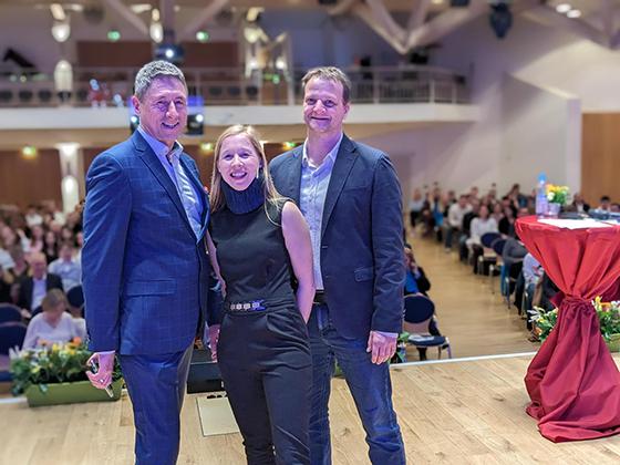 Bewegung auf der Bühne: Erster Bürgermeister Christoph Böck und Moderatorin Sophie Kompe gratulieren Karateweltmeister Andy Schnirel im gut besetzten Festsaal. Foto: VA