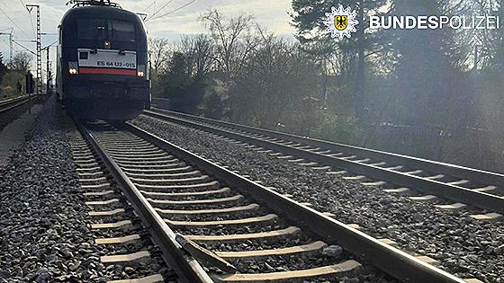 Eine Steinplatte auf den Schienen (Bildmitte unten) hat für Verzögerungen im Bahnverkehr gesorgt. Foto: Bundespolizei