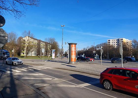 Die Rechtsabbiegespuren, bei denen Autofahrende keine eigene Ampel haben, werden an der Kreuzung Wintrichring/Dachauer Straße demnächst zurückgebaut. Foto: bas