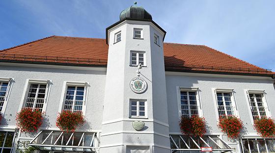 Ausgerechnet zum 1. April 2024 wird die Gemeinde Haar (hier das Rathaus) nach 100 Jahren wieder Gemeinde Salmdorf heißen. Das wird groß gefeiert. Foto: ar