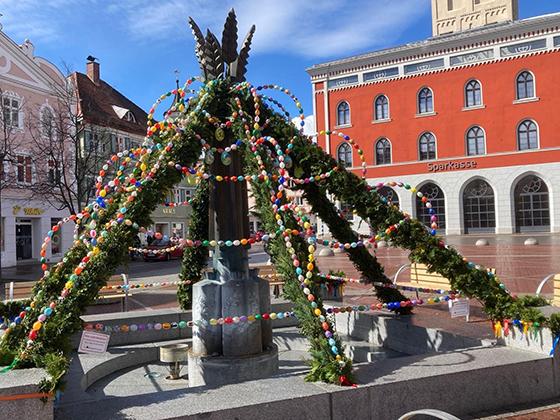 Der von der Kolpingsfamilie für Ostern geschmückte Ährenbrunnen am Schrannenplatz in Erding. Foto: privat