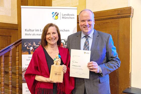 Autorin und Heimatpflegerin Petra Breuer wurde mit dem Kulturpreis des Landkreises von Landrat Christoph Göbel ausgezeichnet. Sie erhielt zur Anerkennung neben einem Preisgeld auch die die Statue "Kleine Muse".  Foto: LRA München