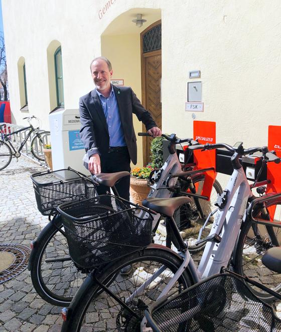 Bürgermeister Christoph Schmid präsentiert die flotten E-Bikes, die man bei der Gemeinde Holzkirchen ausleihen kann. Foto: hw/Archiv