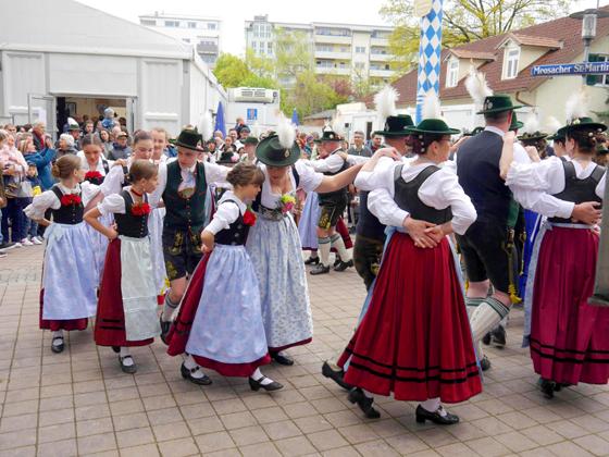 Der Trachtenverein DLoisachthaler Stamm München-Moosach lädt alle Kinder, Jugendliche, Eltern und Großeltern zum gemeinsamen Tanzen ein. Foto: VA