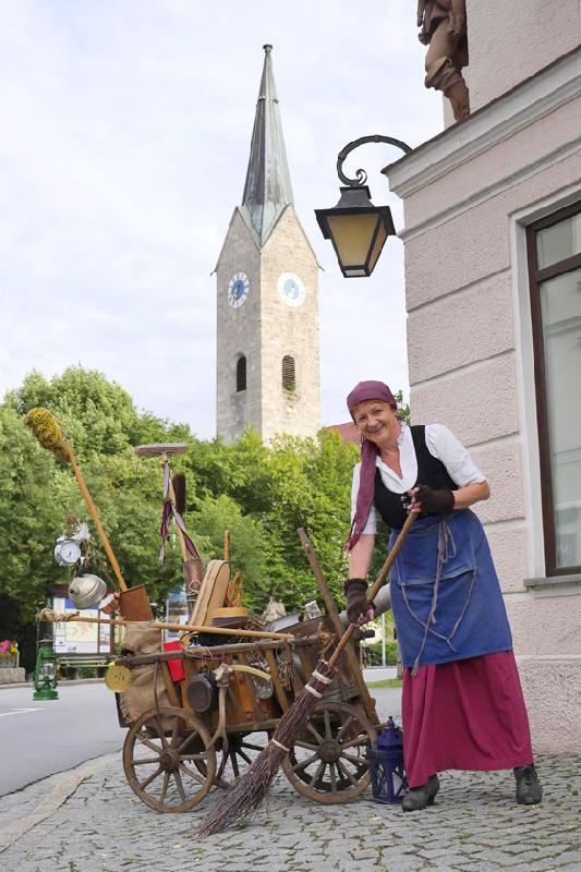 Die Kath'l ist wieder mit ihrem Leiterwagen unterwegs und erzählt Geschichten über Holzkirchen.  Foto: Agnes Kraus