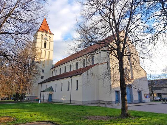 100 Jahre alt wird die Pfarrkirche St. Martin in Moosach, die am 16. November 1924 geweiht worden ist. Foto: bas
