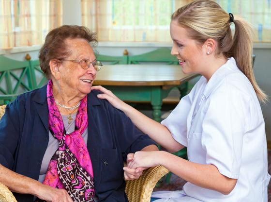 Dem Mangel an Pflegepersonal soll nach Ansicht des VdK durch eine Stärkung der "Nächstenpflege" begegnet werden. Foto: Erwin Wodicka/Modell Colourbox.com