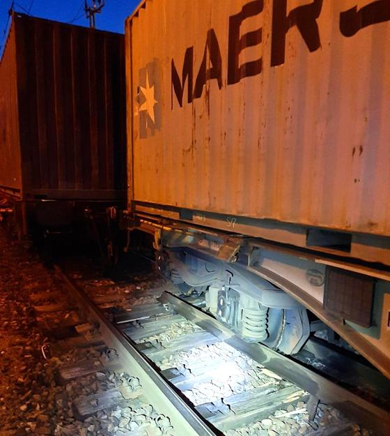 Ein entgleister Güterzug hat am Umschlagbahnhof Riem einen immensen Sachschaden verursacht. Foto: Bundespolizei