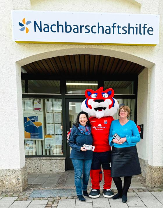 Das Maskottchen der SpVgg Unterhaching, Fonsi, überreichte die Freikarten für das Spiel gegen Lübeck an die Geschäftsführerin der Nachbarschaftshilfe, Andrea Schatz (r.) und Veronika Cipic (l. Vorstand NbH).  Foto: Nachbarschaftshilfe