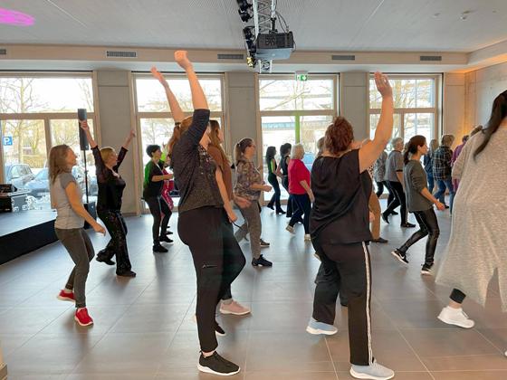 Beim Line Dance-Kurs der vhs kommen alle Tanzbegeisterten auf ihre Kosten.  Foto: vhs Taufkirchen