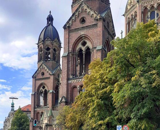 Nach dem letzten Gottesdienst in Münchens evangelischem Dom wird die Gemeinde von den Armen Schulschwestern in St. Jakob aufgenommen.  Foto: mha