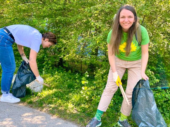 Den beiden Organisatorinnen, Larissa Schmid und Janine Malz, freuen sich über weitere Helfer bei den Müllsammelaktionen. Foto: Mühlstraßer