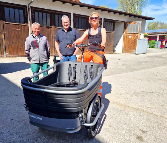 Die Mitarbeiter des örtlichen Bauhofes freuen sich über ein weiteres Lastenrad, mit dem sie umweltfreundlich ihre Arbeitswege zurücklegen können.  Foto: Markt Holzkirchen