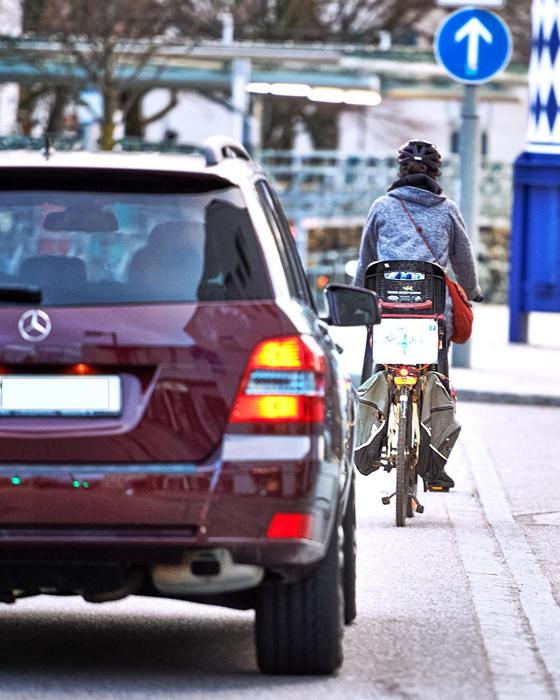 Oft wird der Sicherheitsabstand beim Überholen von Radfahrern nicht eingehalten. Solche gefährlichen Situationen sollen in Zukunft vermieden werden.  Foto: ADFC