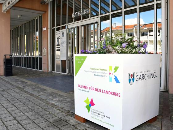 Vor dem Garchinger Rathaus weisen hübsch bepflanzte Blumenkübel auf die Landesgartenschau hin. Foto: Garching