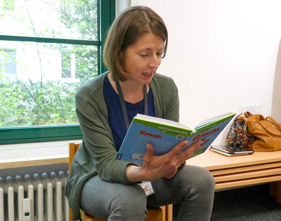 Rund 390 Vorleserinnen und Vorleser sind aktuell für die Lesefüchse aktiv, so wie hier Nathalie Binder in der Stadtbibliothek Ramersdorf. Foto: Silke Kloppig