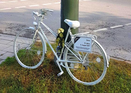 Unfälle mit getöteten Radfahrenden kommen leider in München immer wieder vor. An die Opfer erinnern sogenannte Ghostbikes an den Unfallstellen. Foto: bas