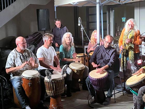 Die Musikerinnen und Musiker der Probenräume im Nachbarschaftstreff Giesing spielen auf. Foto: VA