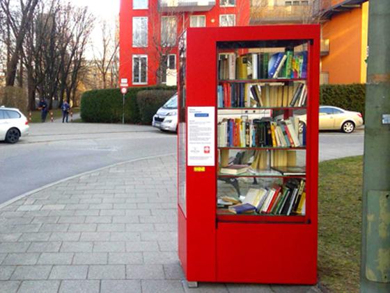 Seit zwei Jahren steht der Bücherschrank in der St.-Cajetan-Straße. Foto: bas